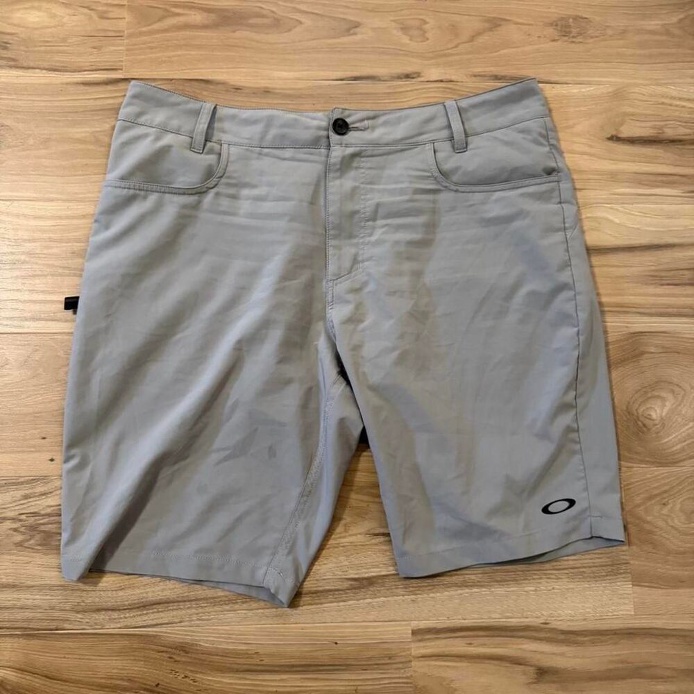 Y2K style Oakley golf graphic gray shorts size 38 summer